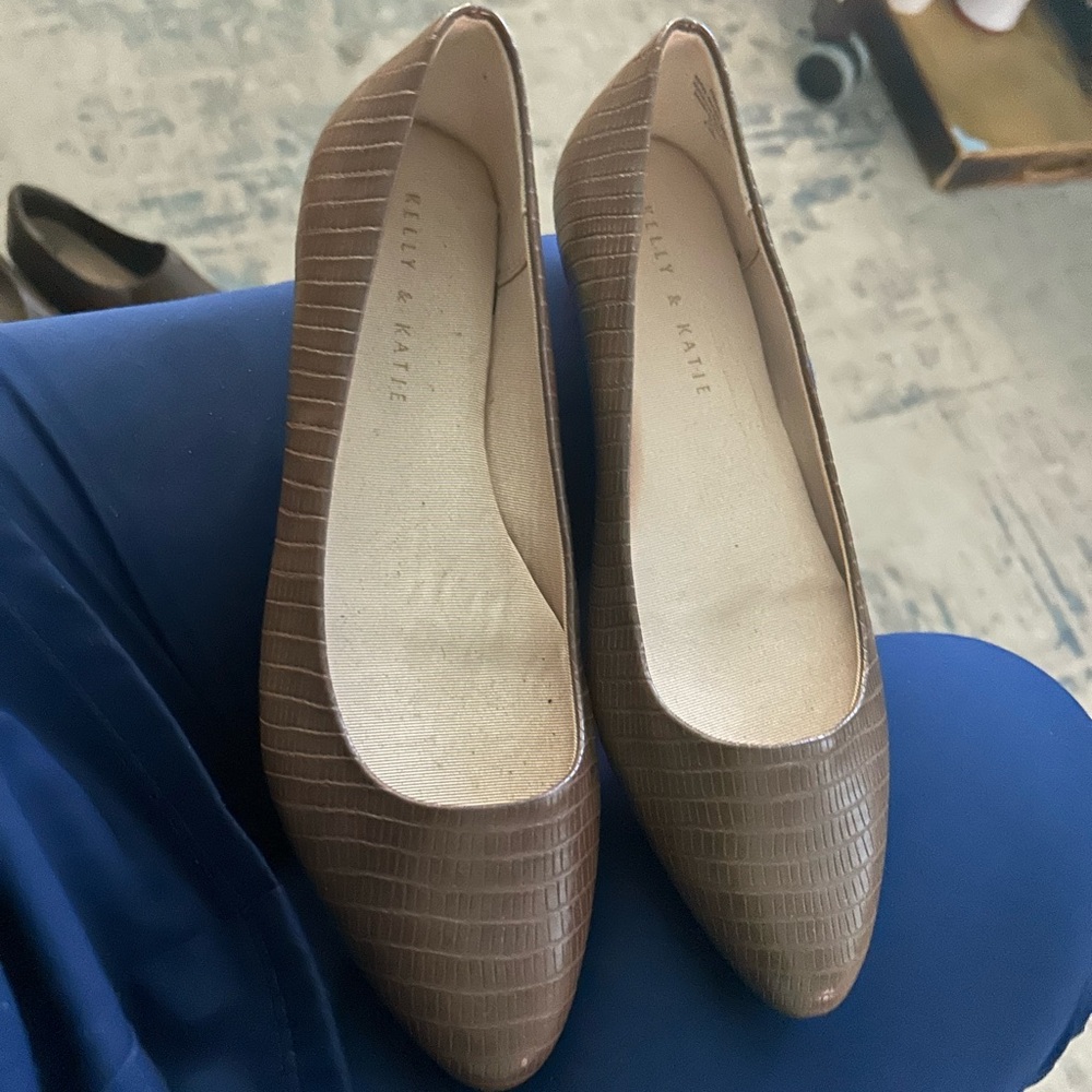 Kelly & Katie Textured Brown Loafers